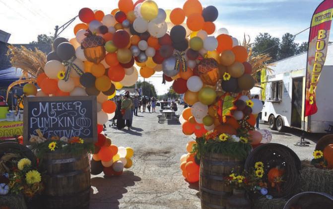 A balloon arch greets guests to the festival at the intersection of Fowler Street SH 62. Photo/Emily Kalka