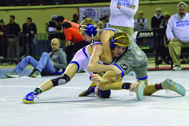 Earp makes 3rd round of state wrestling tourney