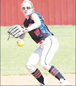 Chandler shortstop Hannah Edmonds attempts wr#wkurz#rxw#d#Whfxpvhk#uxqqhu#diwhu#Ú#hoglqj#d# jurxqghu1