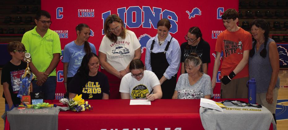 Leo signs with UCO