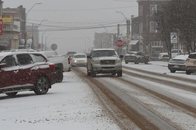 Traffic goes slowly up Manvel Avenue Thursday as the first major snow of the year moved through Lincoln County. Photo/Brian Blansett
