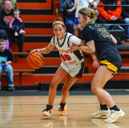 Wellston’s Shilo Davenport (10) makes a move against Mulhall-Orlando during the WLT’s win last week. Photo/Rick Hester