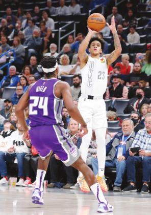 Oklahoma City Thunder guard Tre Mann shoots a 3-point basket over Sacramento Kings guard Buddy Hield. Photo: Alonzo Adams-USA TODAY Sports