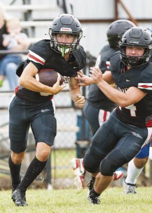 Senior quartrback Jason Key tucks the ball and takes off as Keagan Edmonds looks for a block during the Bulldogs’ scrimmage against Chandler. Photo/Brian Blansett