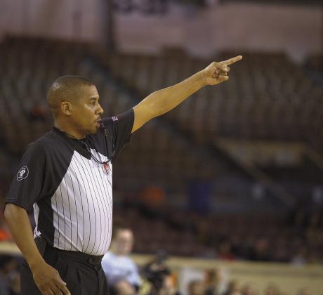 Chandler’s Harland Burgess officiating at the state tornament. Photo/Chris Wilfong/Iwasatthegame.com