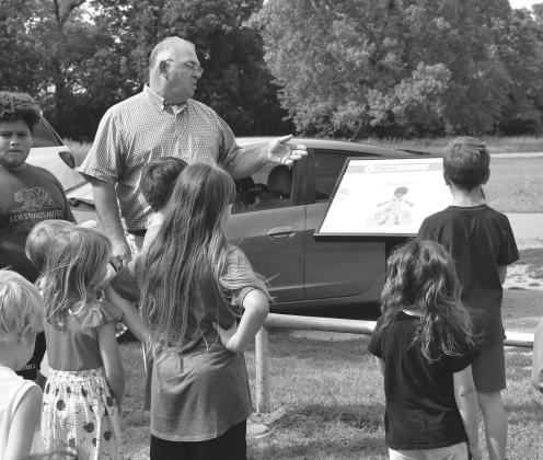 Chandler mayor Kent McVey reads to children along the StoryPath in Tilghman Park. Photo/Emily Kalka