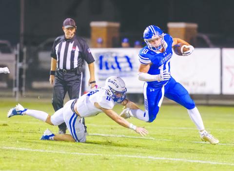 Stroud’s Brady Nichols (10) avoids the tackle to get to the outside against Hartshorne Friday night. Photo/Rick Hester