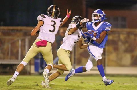 Amariyae Morris brings in a long pass for Stroud against Mounds. Photo/Rick Hester