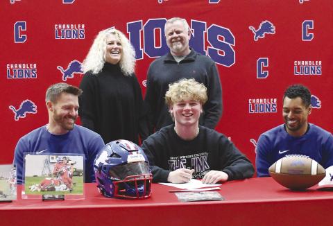 Clagg, Sullivan sign for college