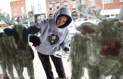 Chandler senior Lexi Martzall paints a country Christmas scene on Manvel Avenue. Art students have been decorating windows up and down downtown Chandler since Thanksgiving break. For more information on upcoming Christmas events in Lincoln County, see page 6A. Photo/Brian Blansett
