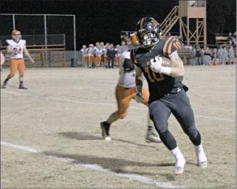 Kyle Hobill scoots around the edge of the Yale defense Friday night. Photo/Chris Watson