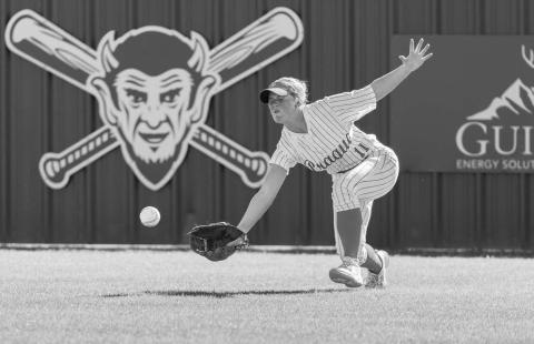 Prague outfielder Dusti Gregory reaches for a fly ball against Dale. Photo/Rick Hester