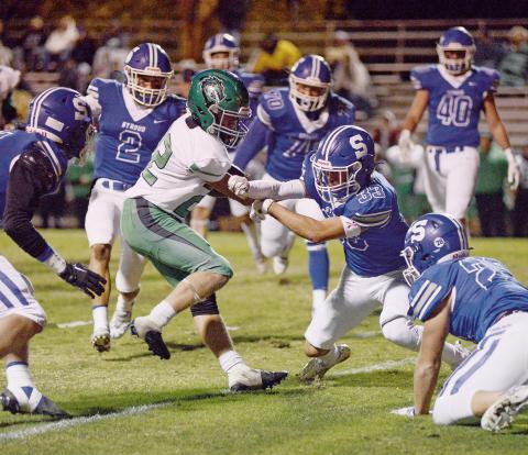 Stroud’s defense swarms a Chelsea ball carrier Friday night. Pictured are Keagan Gaylord (70), Dylan Baker (2), Bryce Collins (33), Jessen Leathers (28), Kason Presley (40), and Kyle Guest (51). Photo/Baylee Blancarte