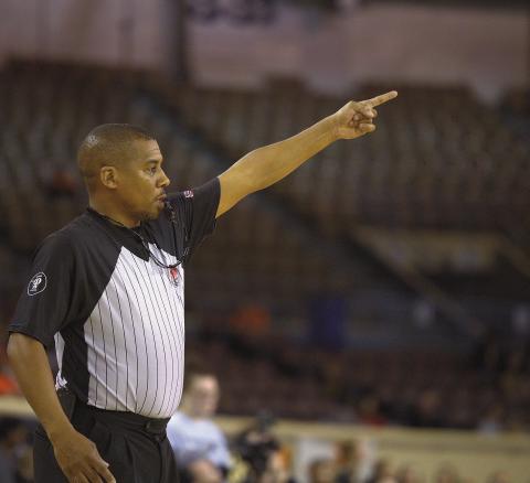 Chandler’s Harland Burgess officiating at the state tornament. Photo/Chris Wilfong/Iwasatthegame.com