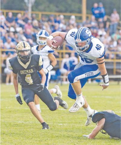 Stroud’s Kason Presley (40) powers his way for part of his 86 yards rushing against Okemah Friday night. Photo/ Rick Hester