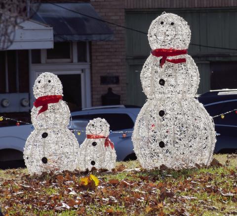 A smiling family of snowpersons hangs out on the Lincoln County Courthouse lawn, waiting for this weekend’s holiday activities. Photo/Brian Blansett